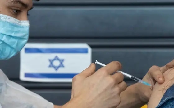 Israel tiêm mũi vaccine Covid-19 thứ 4 cho người trên 60 tuổi và nhân viên y tế